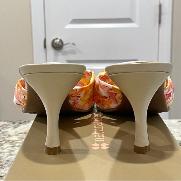 Naturalizer Floral Sandals Size: 7.5M - Picture 5 of 9